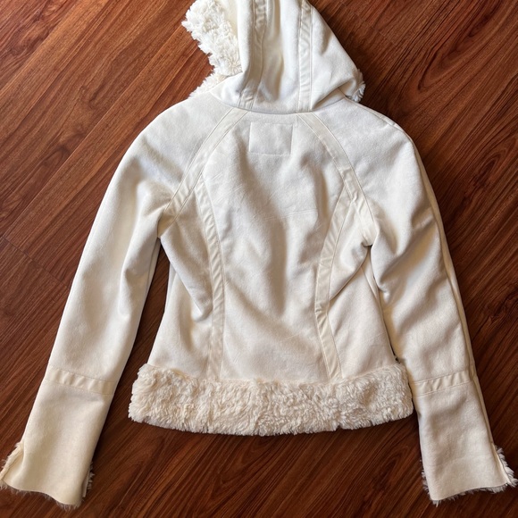 *SOLD* GUESS faux suede fur white coat - Picture 3 of 3